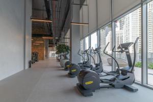 Fitness centrum a/nebo fitness zařízení v ubytování WORLD CLASS 2BR with full DUBAI BOULEVARD view