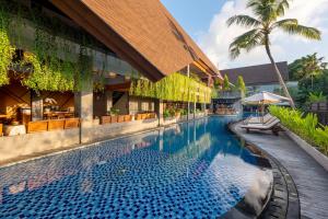 Bazén v ubytování Kayumas Seminyak Resort nebo v jeho okolí