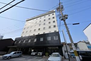 un edificio con auto parcheggiate di fronte di Wakayama Daiichi Fuji Hotel a Wakayama