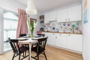 Kuchyň nebo kuchyňský kout v ubytování Resort Kropli Bałtyku Apartments by Noclegi Renters