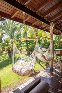eine Veranda mit zwei Hängematten, die von einer Pergola hängen in der Unterkunft Villa Ma Vie La in Saint-François