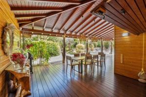 ein Esszimmer mit einem Tisch und Stühlen auf einem Holzboden in der Unterkunft Villa Ma Vie La in Saint-François + 32 Fotos