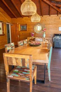 ein Esszimmer mit einem Holztisch und Stühlen in der Unterkunft Villa Ma Vie La in Saint-François
