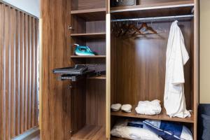 Un vestidor con paredes y estantes de madera. en Studio Aparthotel Floreasca 77, en Bucarest