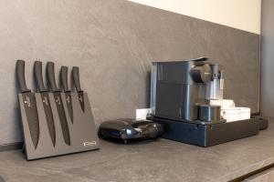 encimera de cocina con cuchillos y cafetera en Studio Aparthotel Floreasca 77, en Bucarest 15 fotos más