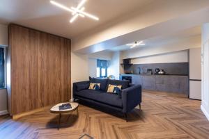 una sala de estar con un sofá y una mesa en Studio Aparthotel Floreasca 77, en Bucarest