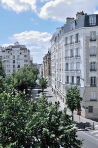 widok na ulicę miejską z budynkami w obiekcie Hôtel Verlaine w Paryżu