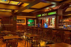 El salón o zona de bar de Four Points by Sheraton Bur Dubai