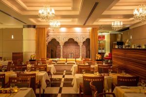 Un restaurante o sitio para comer en Four Points by Sheraton Bur Dubai