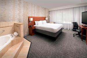 Postel nebo postele na pokoji v ubytování Courtyard by Marriott Lufkin