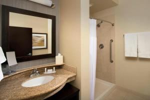 Koupelna v ubytování Courtyard by Marriott Lufkin