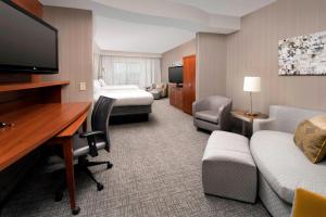 TV a/nebo společenská místnost v ubytování Courtyard by Marriott Lufkin