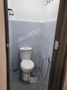 Homestay Kasih Tok Ayah Sg Petani في سونغاي بيتاني: حمام مع مرحاض ودش