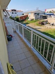 a balcony with a view of a yard at Πλήρως εξοπλισμένο διαμέρισμα. in Nea Moudania