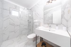 biała łazienka z umywalką i toaletą w obiekcie Apartments Mara Lux w Budvie +18 zdjęć