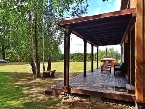 um deque de madeira com uma mesa de piquenique numa casa em Dębowe Siedlisko Chechłówka 