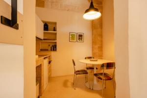 uma pequena sala de jantar com mesa e cadeiras em le CASINE di MARUGGIO 10 em Maruggio