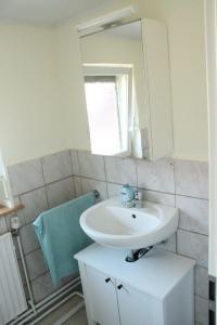 a bathroom with a sink and a mirror at Eckis Hus in Garding