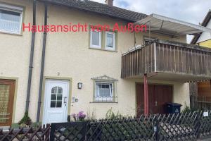 una casa con una señal que reashakasxualxualxualivedivedoxin en Semi-Detached House on 2 Floors, en Giengen an der Brenz