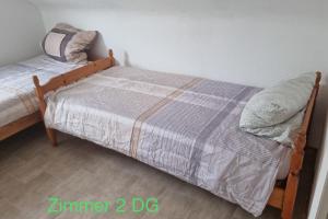 Un dormitorio con 2 camas individuales y un marco de cama con en Semi-Detached House on 2 Floors, en Giengen an der Brenz