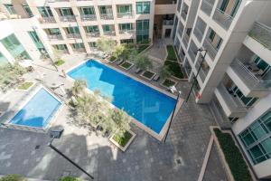 einen Blick über den Pool in einem Apartmentgebäude in der Unterkunft Dream Inn Apartments - Burj Views in Dubai