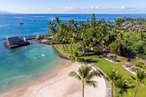 uma vista aérea da praia num resort em Courtyard by Marriott King Kamehameha's Kona Beach Hotel em Kailua-Kona