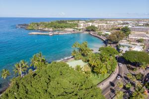 een luchtzicht op een strand met palmbomen en de oceaan bij Courtyard by Marriott King Kamehameha's Kona Beach Hotel in Kailua-Kona