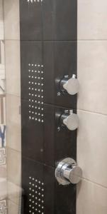 una ducha con dos tazas en la pared en Apartamento Ventanal, en Ateca