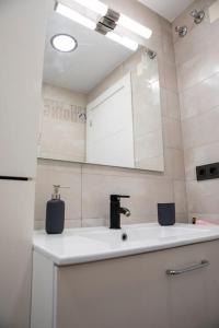 y baño con lavabo y espejo. en Apartamento Ventanal, en Ateca