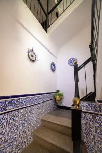 una escalera en un edificio con azulejos azules y blancos en Apartamento Ventanal, en Ateca