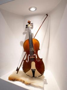 un violín está en exhibición en un museo en Apartamento Ventanal en Ateca