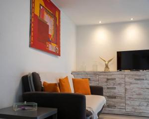 Una sala de estar con un sofá y un televisor. en Apartamento Ventanal, en Ateca