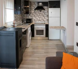 a kitchen with black and white appliances in a room at Apartamento Ventanal in Ateca