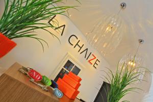 a room with a sign that sayschange on the wall at Logis Hôtel La Chaize in Noirmoutier-en-l'lle