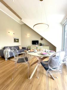 ein Wohnzimmer mit einem Tisch, Stühlen und einem Sofa in der Unterkunft Ferienwohnung Fernblick in Königsberg in Bayern