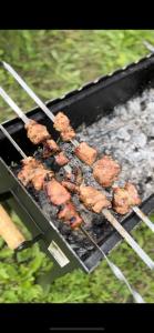 un montón de comida cocinando en una parrilla en Pūrmalas 