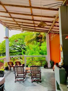 馬特勒的住宿－The Orange House Weligama，庭院设有桌椅,享有美景。