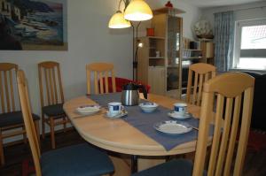 una mesa con tazas y platillos en ella en una cocina en Ruegen_Fewo 69, en Ummanz