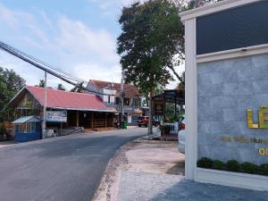 una calle vacía en un pequeño pueblo con un edificio en Le Anh Hotel, en Phu Quoc