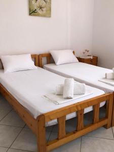 - deux lits assis l'un à côté de l'autre dans une pièce dans l'établissement Michael&Marika's Traditional House, à Limenaria
