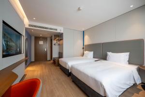 Un ou plusieurs lits dans un hébergement de l'établissement Holiday Inn Express Shanghai Pujiang Lianhang Road, an IHG Hotel
