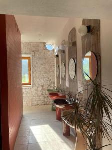 uma casa de banho com dois lavatórios e dois espelhos em 2nd Station Hostel em Bled