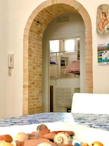 Habitación con cama y arco con rocas. en Jole guesthouse, en Mazzarino