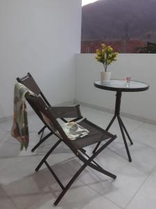 uma cadeira preta sentada ao lado de uma pequena mesa em El Valle Lunahuaná em Lunahuaná