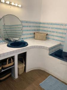 La salle de bains est pourvue d'un lavabo et d'un miroir. dans l'établissement Le Beaufleury et sa terrasse à la Victoire, à Bordeaux