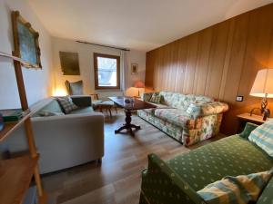 ein Wohnzimmer mit 2 Sofas und einem Tisch in der Unterkunft Kräuterhaus - herbgarden in Kleinich