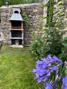 domek dla ptaków w ogrodzie z fioletowymi kwiatami w obiekcie La Casita de Cuestallano w mieście Renedo
