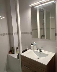 een badkamer met een witte wastafel en een spiegel bij La Rubia villa vacacional in Fuengirola
