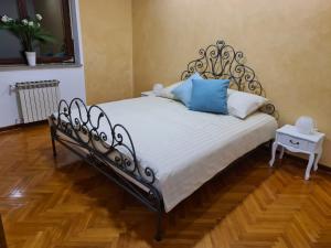 een slaapkamer met een bed met blauwe kussens erop bij Amore Koper in Koper