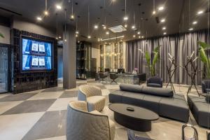 Cora Hotel في سبليت: ردهة بها أريكة وكراسي وطاولة